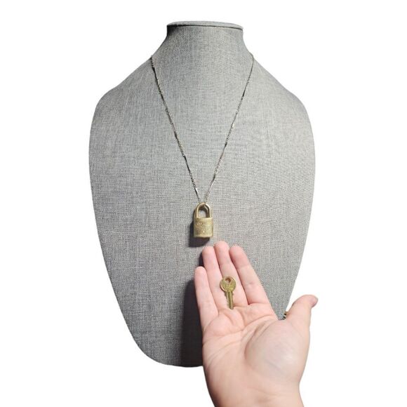 VINTAGE Louis Vuitton Lock & Key (# 204) on a Vintage Gold-tone Chain - Picture 4 of 15